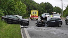 Na severu Prahy bouraly dva vozy. Jeden z řidičů odnesl kolizi zraněním hlavy a páteře