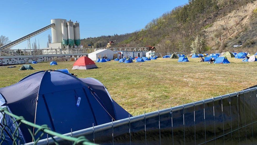 V pražské Troji vzniklo stanové městečko pro osoby bez domova s podezřením na nákazu koronavirem.