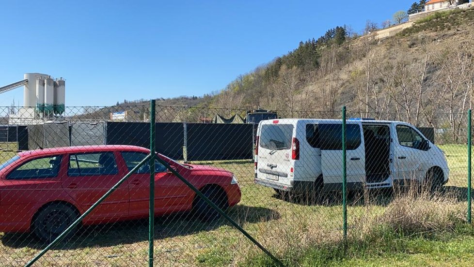 V pražské Troji vzniklo stanové městečko pro osoby bez domova s podezřením na nákazu koronavirem.