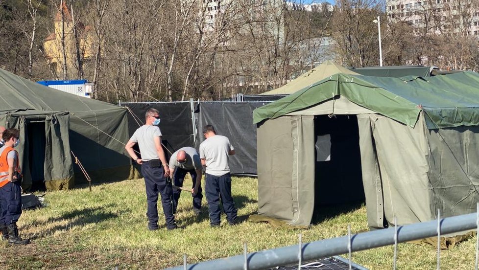 V Praze-Troji vzniklo dočasné stanové městečko pro bezdomovce a násilníky, kteří jsou nakažení koronavirem nebo mají zůstat v karanténě.