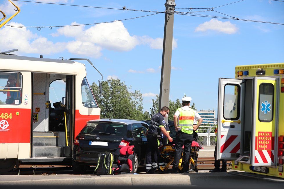 Na Trojském mostě se ve středu večer srazila tramvaj s autem.