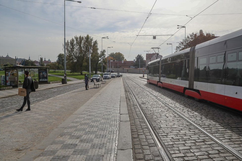 Praha se po zavedení přísnějších opatření znovu vyprázdnila (22. října 2020).