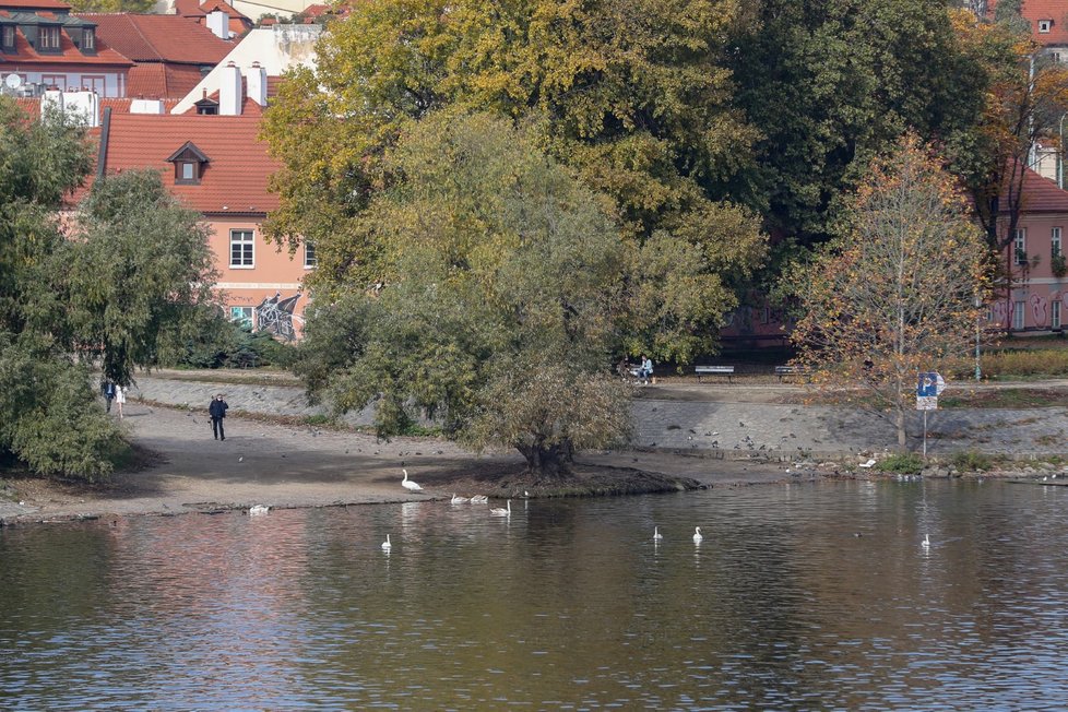 Praha se po zavedení přísnějších opatření znovu vyprázdnila (22. října 2020).