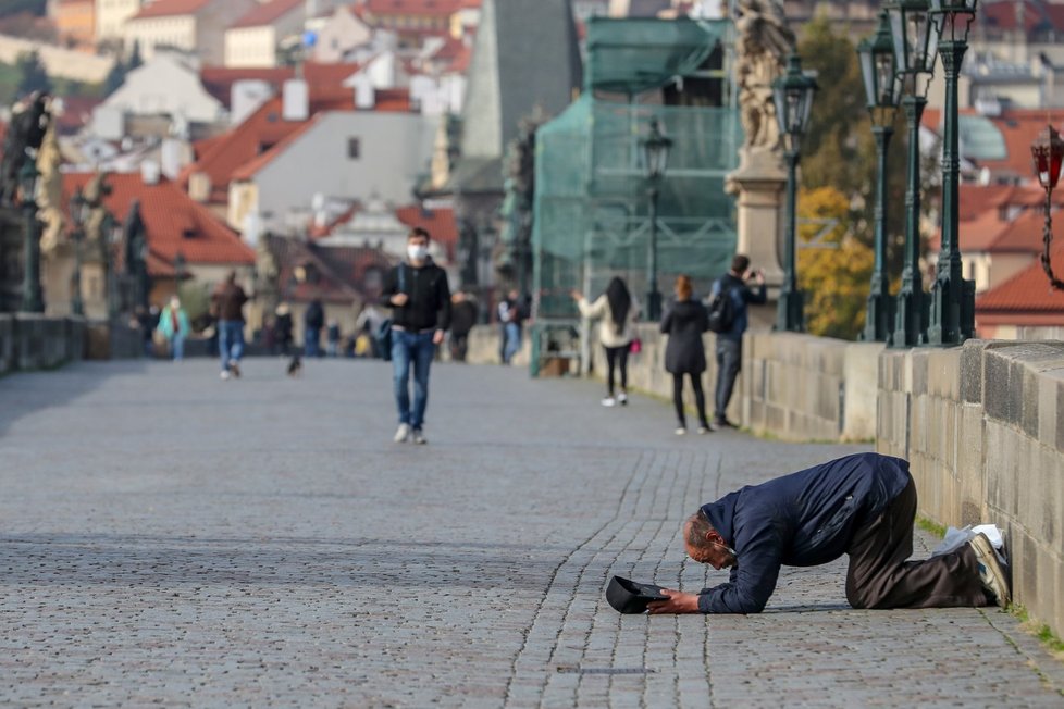 Praha se po zavedení přísnějších opatření znovu vyprázdnila (22. října 2020).