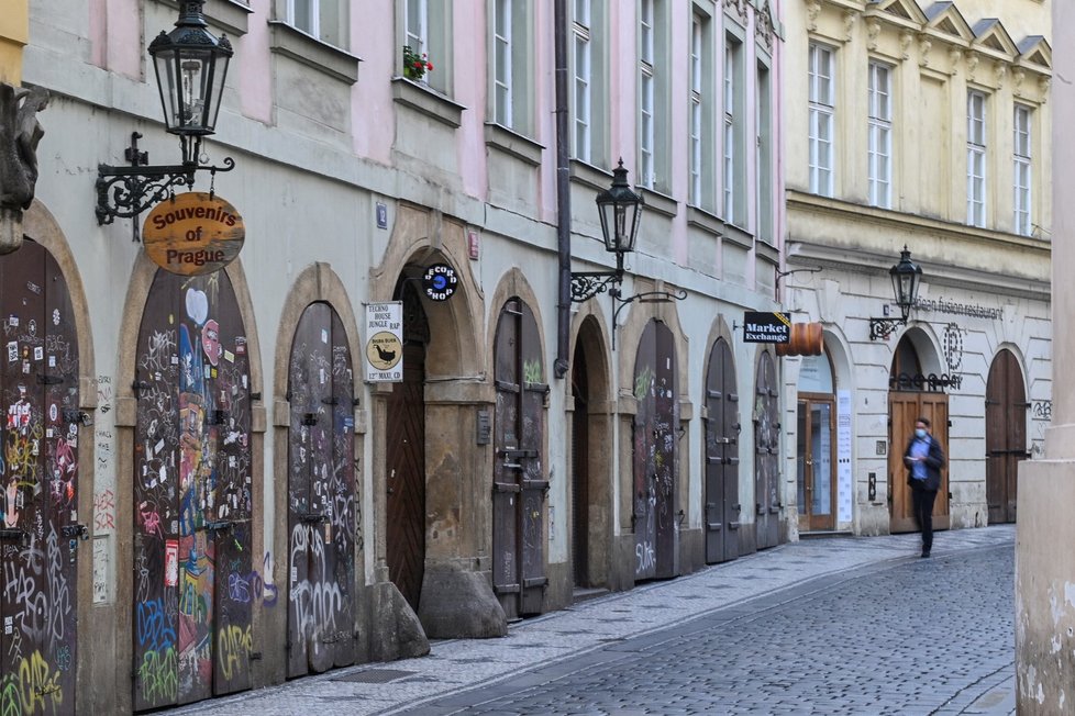 Praha se po zavedení přísnějších opatření znovu vyprázdnila (22. října 2020).