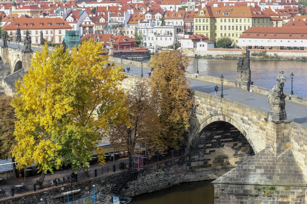 Praha se po zavedení přísnějších opatření znovu vyprázdnila, 22. října 2020.