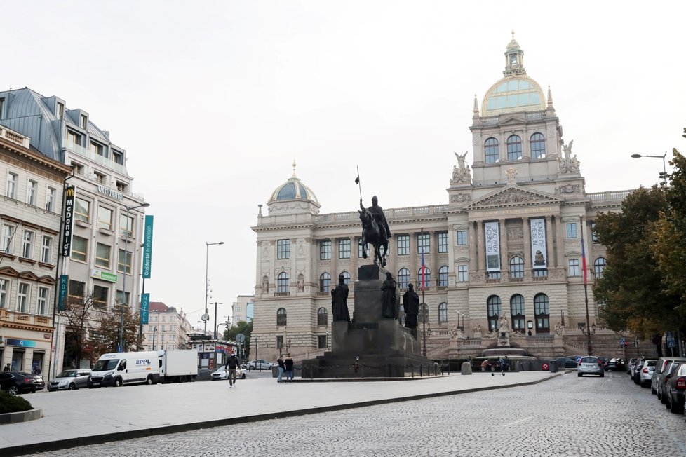 Praha se po zavedení přísnějších opatření znovu vyprázdnila (22. října 2020).