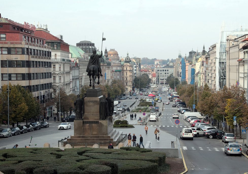 Praha se po zavedení přísnějších opatření znovu vyprázdnila (22. října 2020).