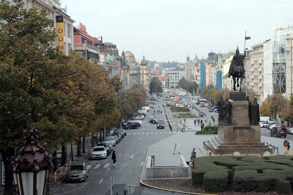 Praha se po zavedení přísnějších opatření znovu vyprázdnila (22. října 2020).