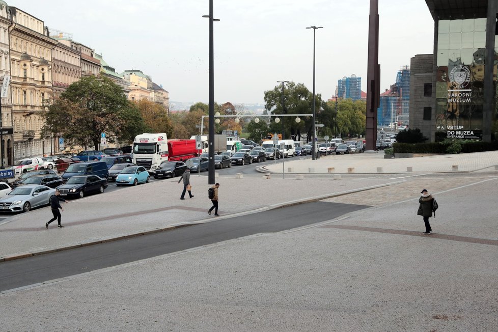 Praha se po zavedení přísnějších opatření znovu vyprázdnila, 22. října 2020.