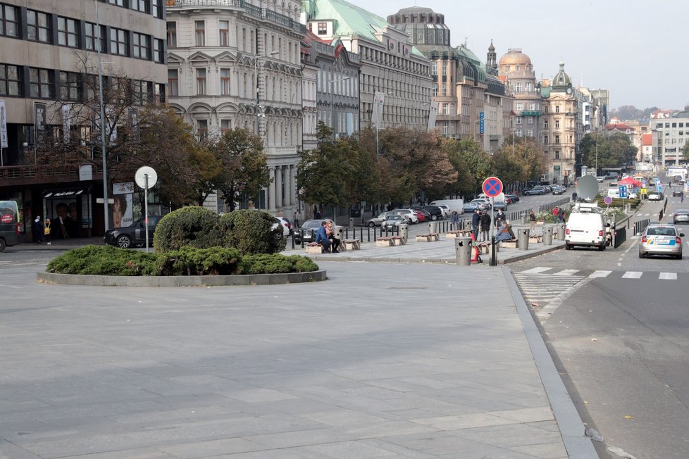 Praha se po zavedení přísnějších opatření znovu vyprázdnila (22. října 2020).