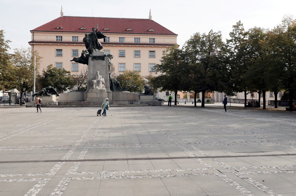 Praha se po zavedení přísnějších opatření znovu vyprázdnila (22. října 2020).