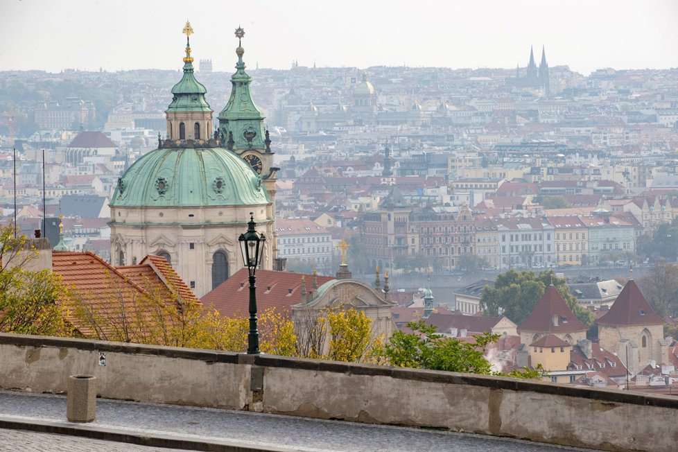 Praha se po zavedení přísnějších opatření znovu vyprázdnila, 22. října 2020.