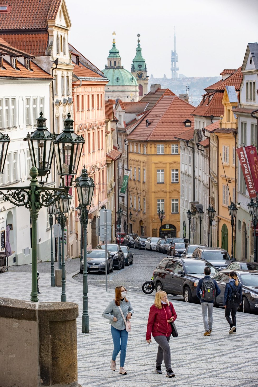 Praha se po zavedení přísnějších opatření znovu vyprázdnila (22. října 2020).