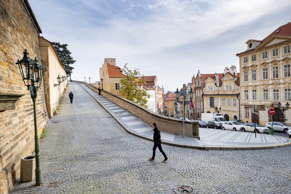 Praha se po zavedení přísnějších opatření znovu vyprázdnila (22. října 2020).