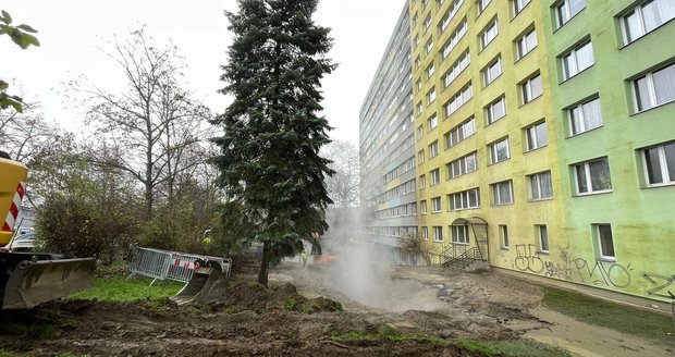 Závada na potrubí, které vede teplo do pražských domácností. Ulice Zálesí v Krči, 24. listopadu 2022.