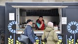 Nadia utekla před válkou na Ukrajině. Teď vaří boršč ve food trucku v holešovické tržnici