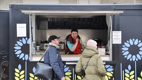 Nadia utekla před válkou na Ukrajině. Teď vaří boršč ve food trucku v holešovické tržnici