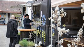 Foodtruck láká vůní specialit hladovce ze sousedství tržnice i ty, kteří chtějí pomáhat uprchlíkům.