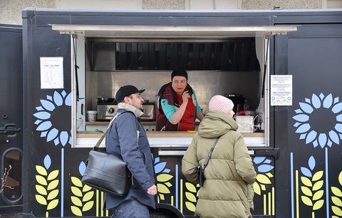 Nadia utekla před válkou na Ukrajině. Teď vaří boršč ve food trucku v holešovické tržnici