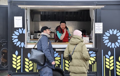 Nadia utekla před válkou na Ukrajině. Teď vaří boršč ve food trucku v holešovické tržnici