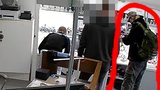 Tučná odměna za dopadení zloděje! Z hodinářství zmizely cenné hodinky, vedoucí pátrá na vlastní pěst