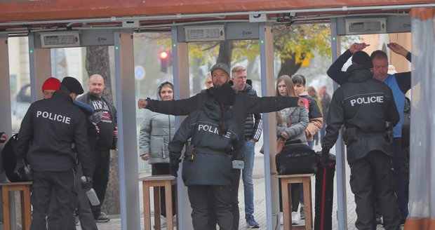 Bezpečnostní kontroly na Pražském hradě. (15. listopadu 2022)