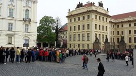 Na Pražském hradě lidé stáli frontu už od brzkých ranních hodin, ti první dorazili už v šest ráno.