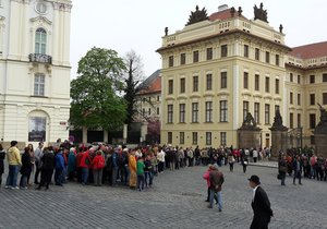 Na Pražském hradě lidé stáli frontu už od brzkých ranních hodin, ti první dorazili už v šest ráno.