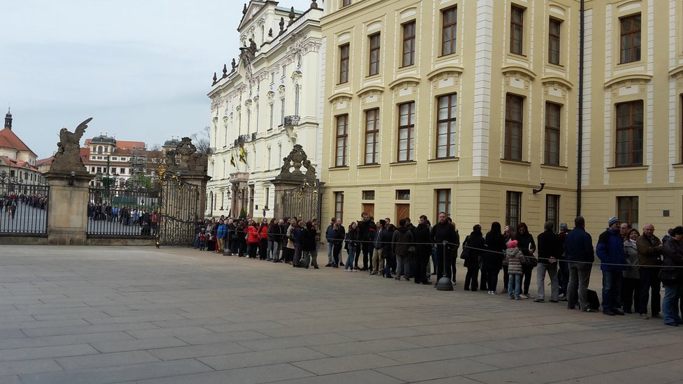 Na Pražském hradě lidé stáli frontu už od brzkých ranních hodin, ti první dorazili už v šest ráno.