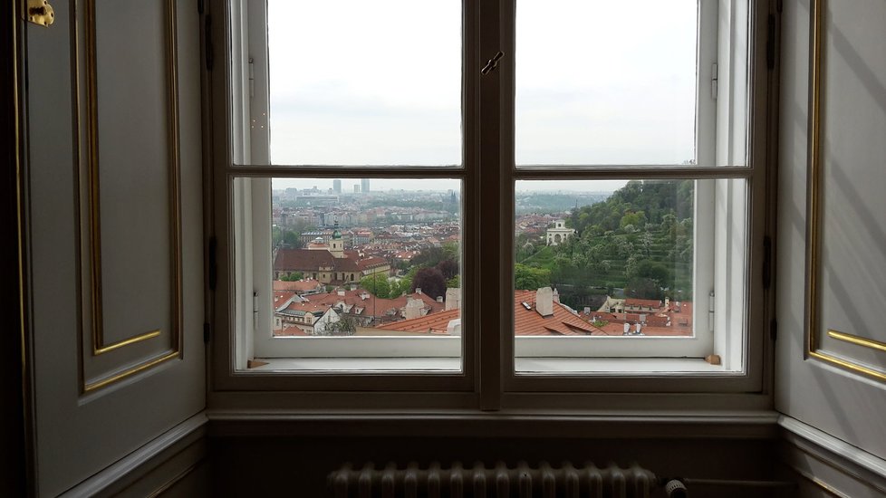 I takový je výhled z oken Pražského hradu, kam se běžný smrtelník nepodívá