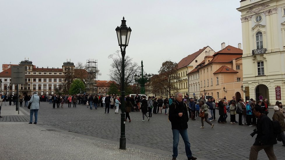 Na Pražském hradě lidé stáli frontu už od brzkých ranních hodin, ti první dorazili už v šest ráno.