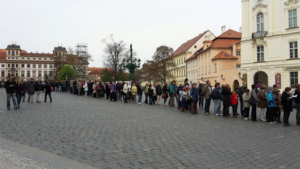 Na Pražském hradě lidé stáli frontu už od brzkých ranních hodin, ti první dorazili už v šest ráno.