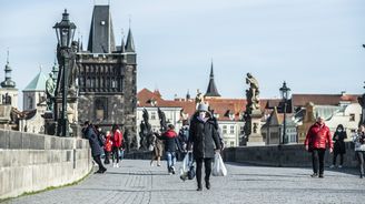 Rychlotesty na koronavirus dorazily do Česka, následovat mají roušky. Jejich nošení bude povinné