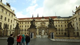 Pražský hrad po půl roce přivítal první turisty: Nabízí dvě nové výstavy, jak je otevřeno?