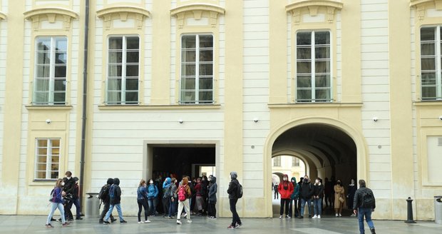 Plošné kontroly na Pražském hradě: Nejdřív je zrušili, teď zas zavedli! Proč?