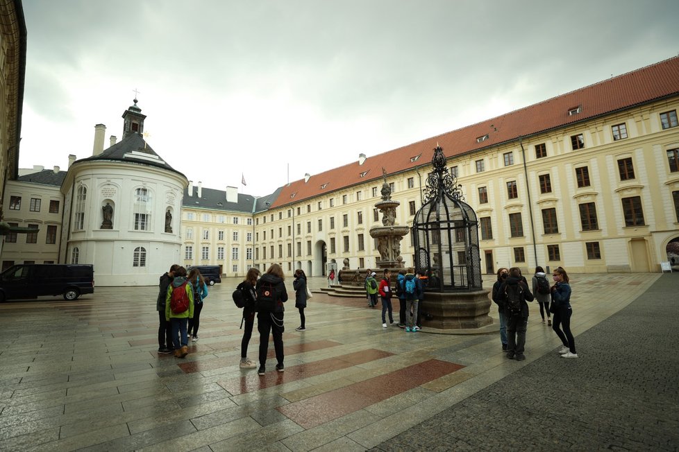 Pražský hrad přivítal po půl roce uzavření 3. května 2021 první turisty.