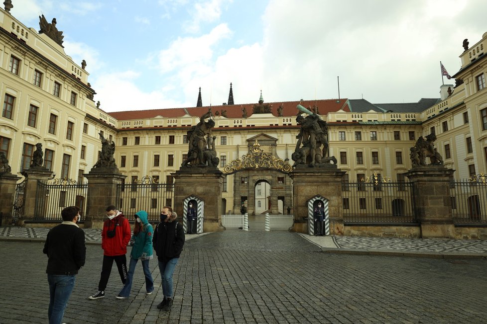 Pražský hrad přivítal po půl roce uzavření 3. května 2021 první turisty.