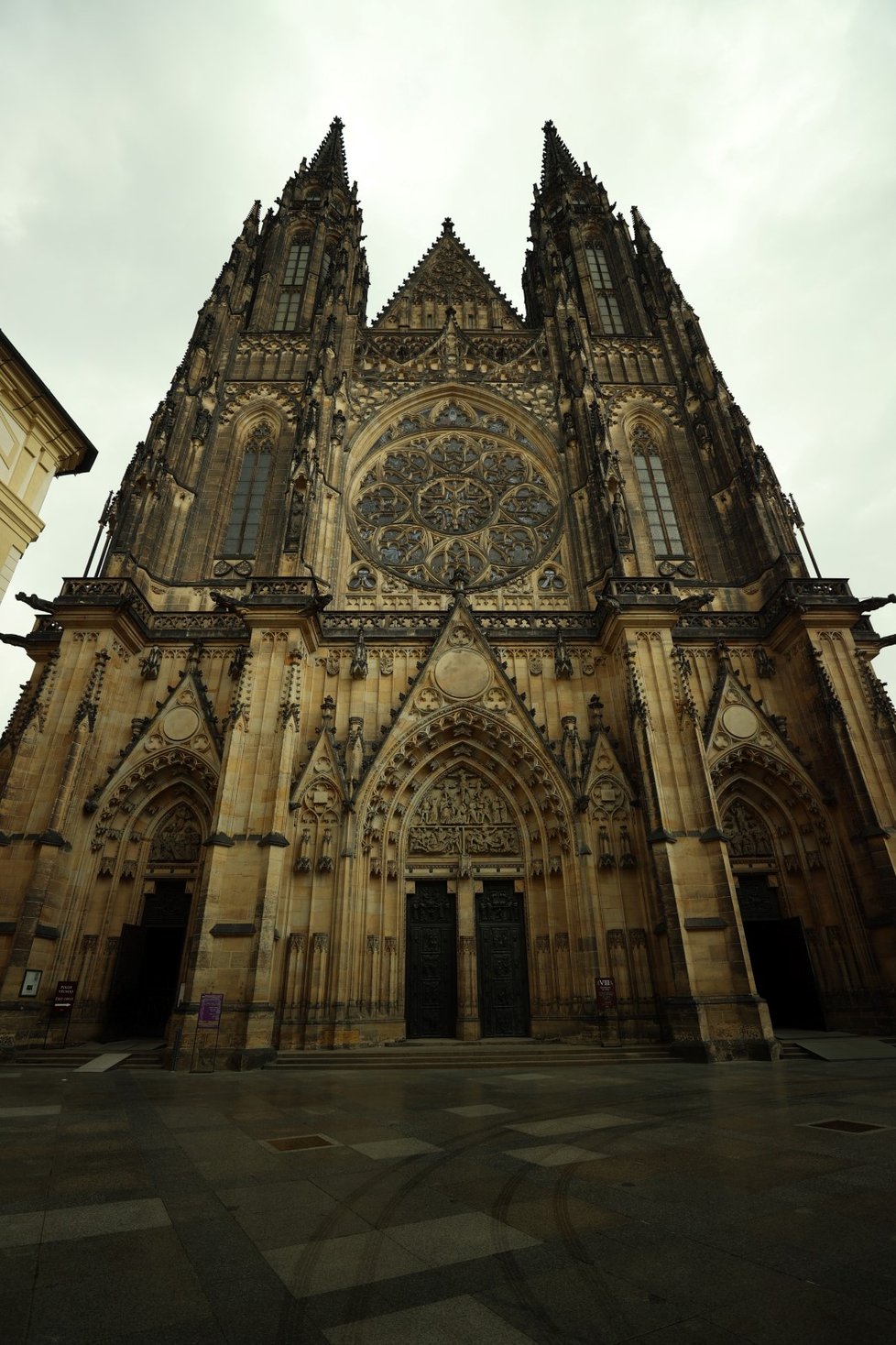 Humprecht Jan Černín z Chudenic je pohřben ve svatovítské katedrále.