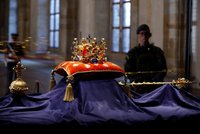 Výstava klenotů na Hradě začala! K vidění jsou i kameny z korunovace Karla IV.