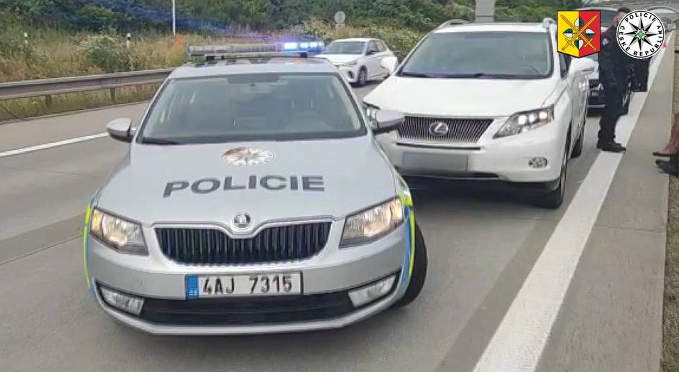 Ženu na Pražském okruhu stavěli policisté. Nadýchala přes tři promile a nabourala jim auto.