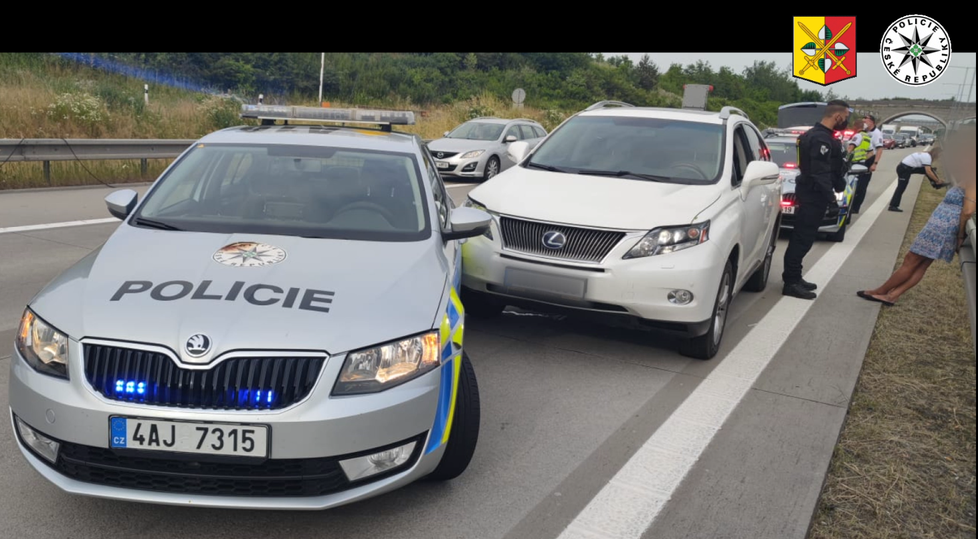 Ženu na Pražském okruhu stavěli policisté. Nadýchala přes tři promile a nabourala jim auto.