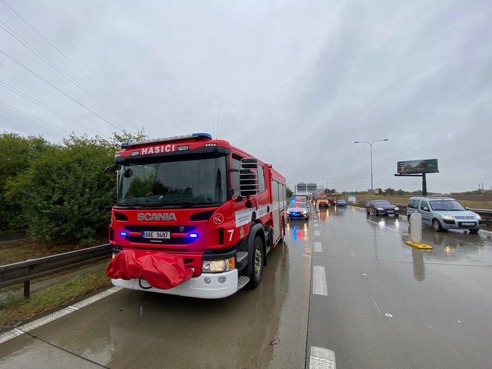 Nehoda tří kamionů na Pražském okruhu, z jednoho vytekla barva. 25. září 2020.