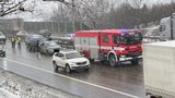 Hromadná nehoda na Pražském okruhu! Srazilo se několik aut, tvoří se kolony