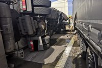 Nehoda na Pražském okruhu. Srážka s automobilem převrátila kamion, řidič se zranil