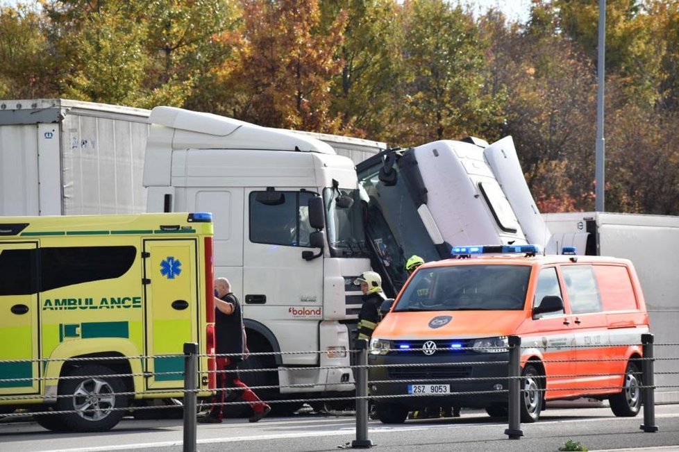 Nehoda zablokovala Pražský okruh. (25. října 2021)