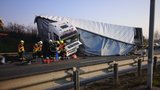 Děsivá smrt! Na dodávku se převrátil náklaďák: Pod hromadou kamení zemřeli dva lidé