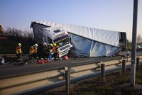 Zavřený Pražský okruh! U Modletic ho blokovala vážná nehoda náklaďáku a dodávky, řidiče museli vyprostit