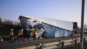 Děsivá smrt! Na dodávku se převrátil náklaďák: Pod hromadou kamení zemřeli dva lidé 