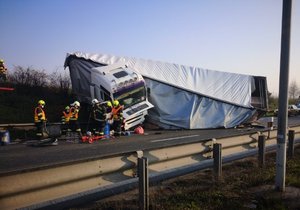 Nehoda náklaďáku a dodávky na Pražském okruhu (20. dubna 2021).